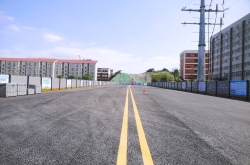 托子沖南路主幅路通車，新學校旁拉通了一條便民路